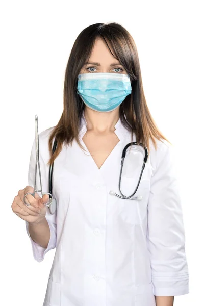 Egy Fiatal Doktornő Sötét Hajjal Fehér Orvosi Kabátban Egy Vírusmaszkkal — Stock Fotó