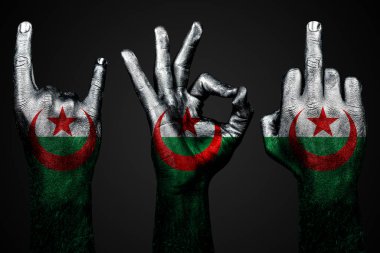 Kaya ve metal, siyah el keçi işaretini gösteriyor. Dikey çerçeve