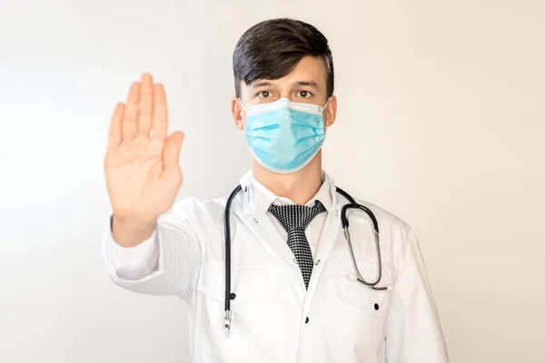 Tema Saúde Saúde Jovem Médico Com Cabelos Escuros Fica Casaco — Fotografia de Stock