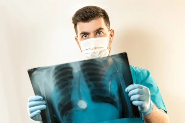 Ung Manlig Läkare Mask Från Ett Virus Undersöker Röntgen — Stockfoto