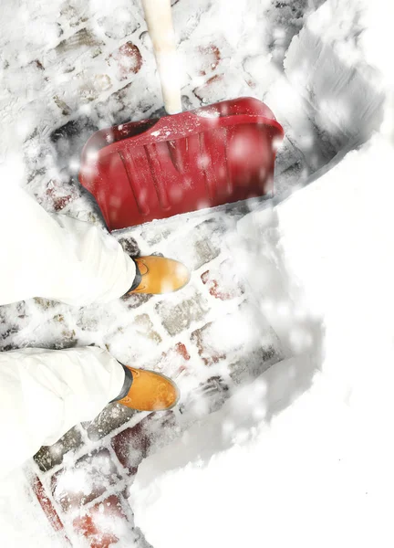 Muž odstranění sněhu lopatou ze dvorku během sněžení — Stock fotografie