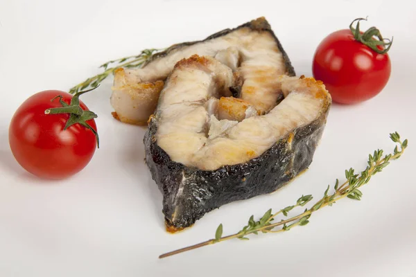 ızgara üzerinde lezzetli mersin balığı