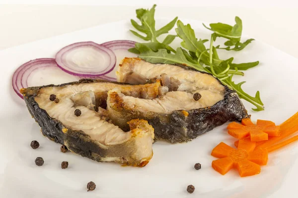 ızgara üzerinde lezzetli mersin balığı