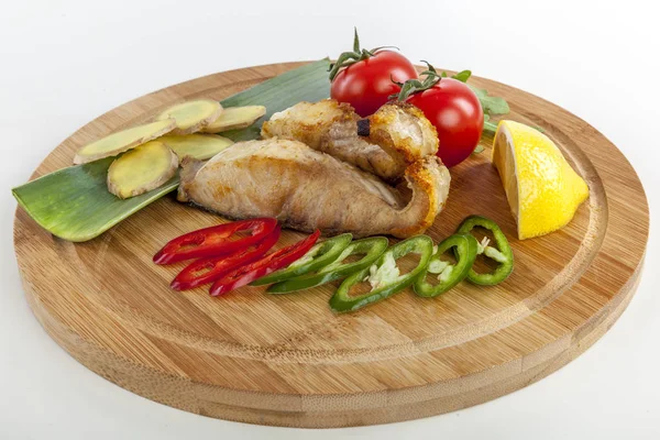 ızgara üzerinde lezzetli mersin balığı