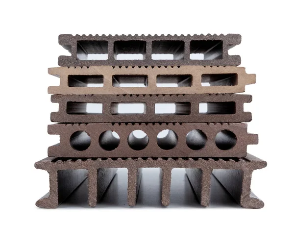 Ahşap-plastik teras yapımında kullanılacak malzemeyi içerir.