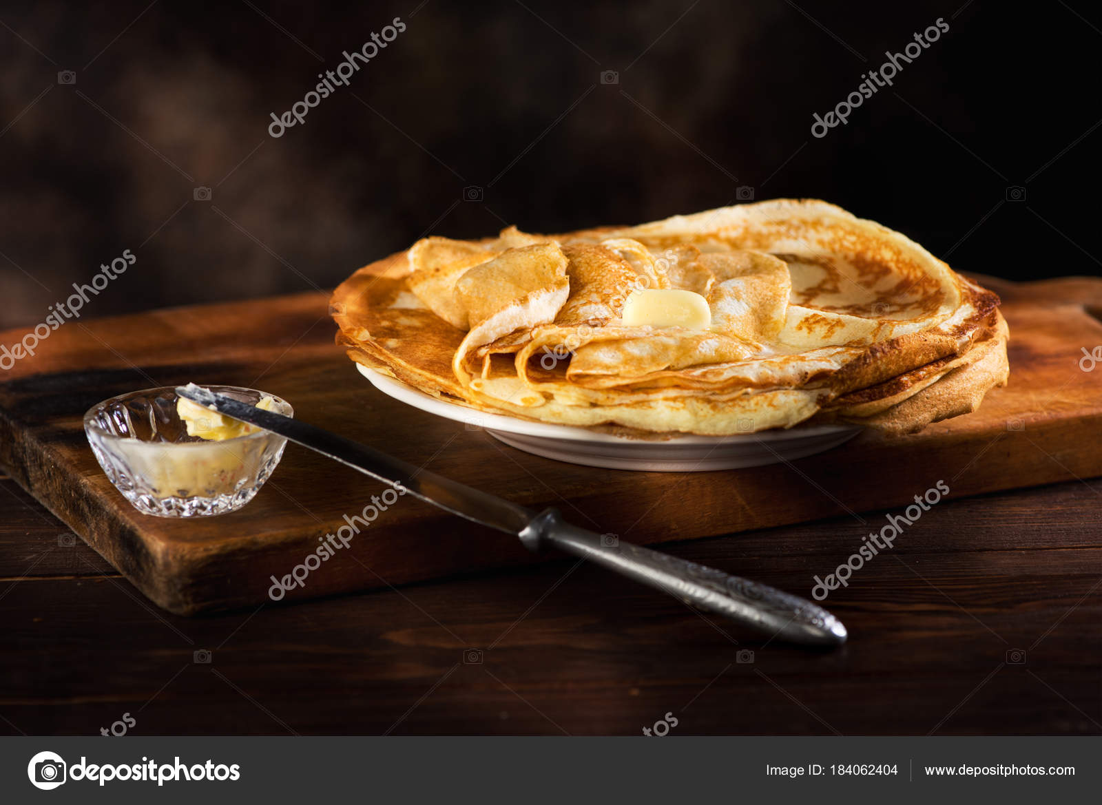 ロシアの素朴な背景にバターをパンケーキします ストック写真 C Rozmarina ロシアの素朴な背景にバターをパンケーキします ストック写真 C Rozmarina
