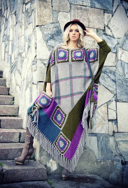 Frau in herbstlicher warmer ethnischer Kleidung — Stockfoto