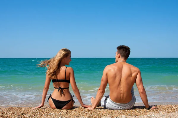 Casal na praia — Fotografia de Stock