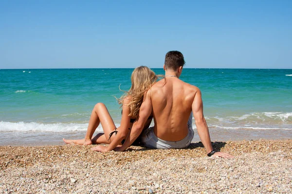 Casal na praia — Fotografia de Stock