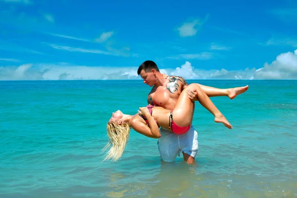Young couple in the beach — Stock Photo, Image