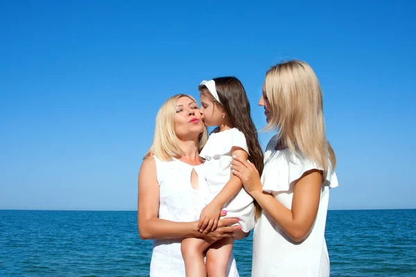 Três gerações de mulheres na praia — Fotografia de Stock