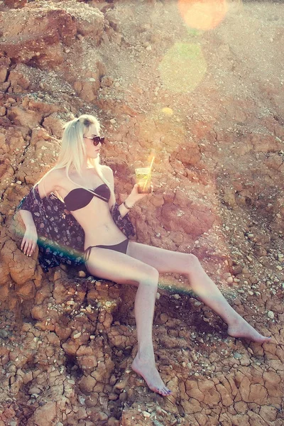 Hermosa Rubia Delgada Playa Bebiendo Cóctel Través Una Paja — Foto de Stock