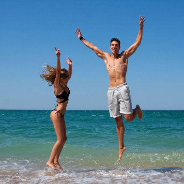 Çiftler sahilde eğleniyor.