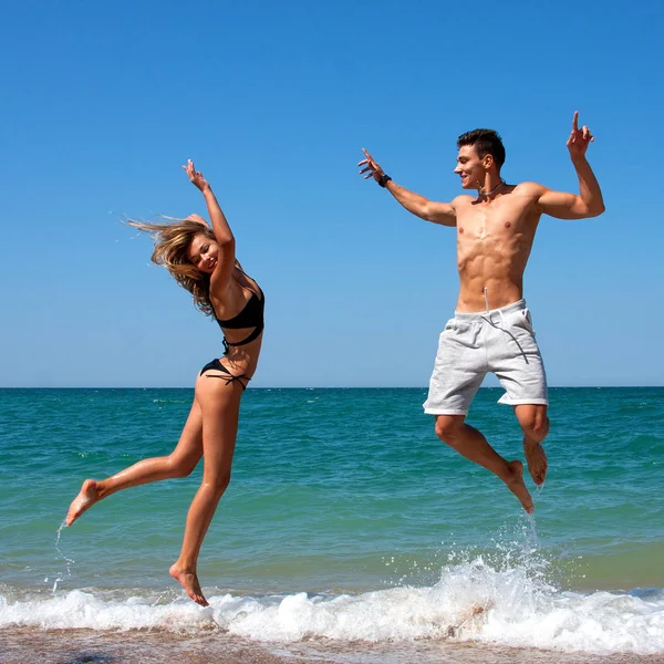 Casal se divertindo na praia — Fotografia de Stock