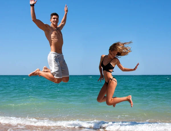 Casal se divertindo na praia — Fotografia de Stock