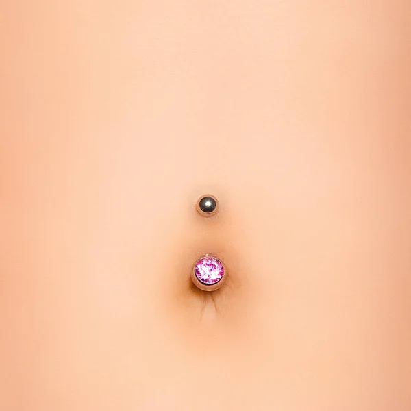 Pancia piatta con piercing — Foto Stock