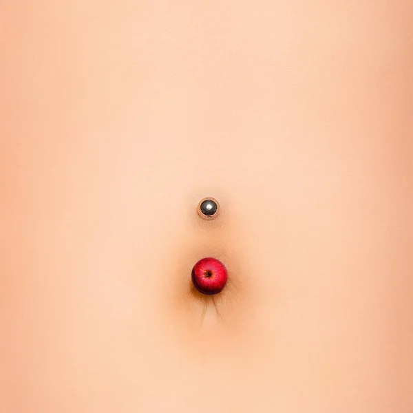 Ploché břicho s piercing — Stock fotografie
