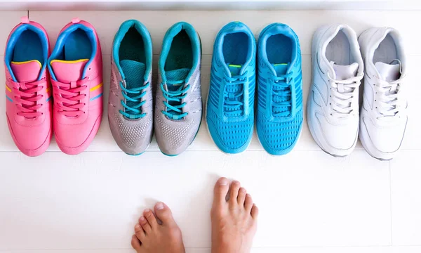 Choisir des chaussures de sport — Photo