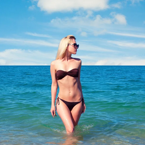Belle femme reposant sur la plage — Photo