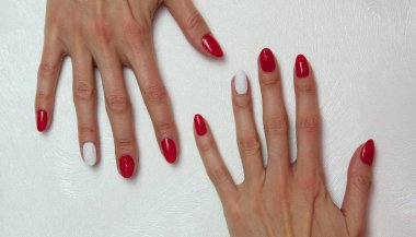 Kırmızı manikür