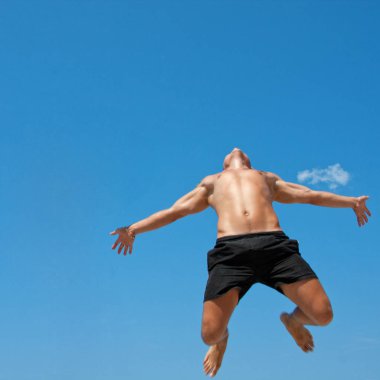 Adam gökyüzüne doğru atlama