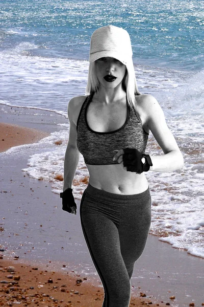 Atleta corre lungo la spiaggia — Foto Stock