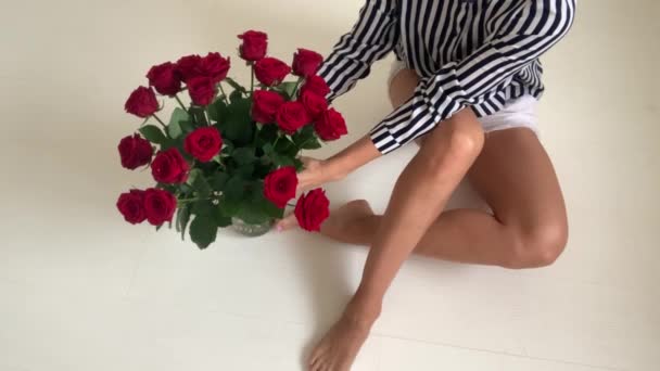 Woman Beautiful Long Legs Sits Floor Straightens Bouquet Roses — Stock Video