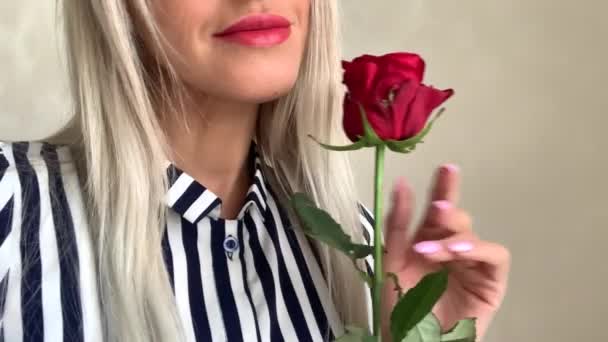 美しいです女性ブロンドとともに赤いバラの花束 — ストック動画