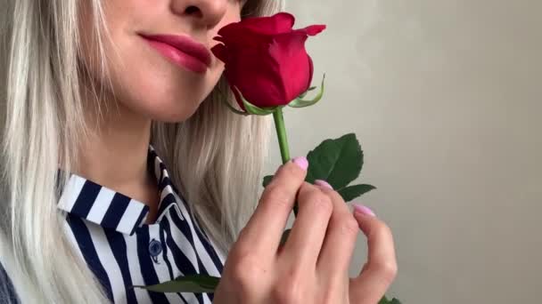 Красива Жінка Блондинка Букетом Червоних Троянд — стокове відео