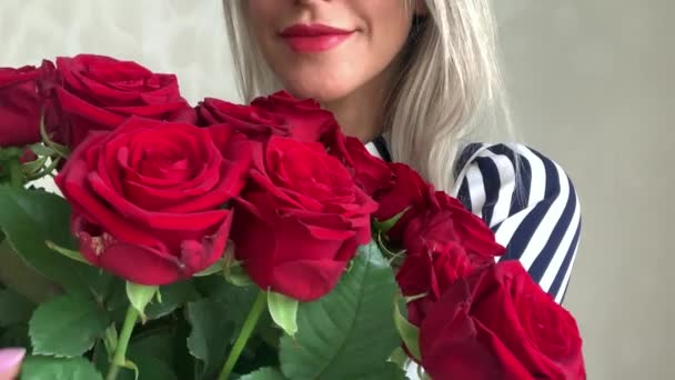 美しいです女性ブロンドとともに赤いバラの花束 — ストック動画