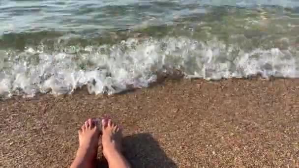 Красивые Длинные Стройные Женские Ноги Омываются Волнами Моря Черное Море — стоковое видео