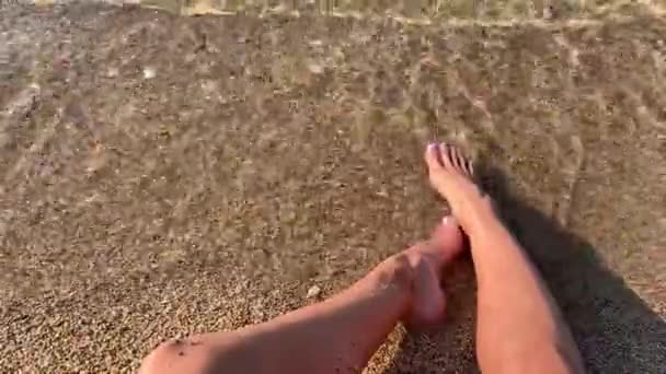 Pernas Femininas Longas Finas São Lavadas Pelas Ondas Mar Mar — Vídeo de Stock