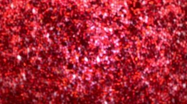 Odak dışı kırmızı boncuklar ışık altında parıldıyor..