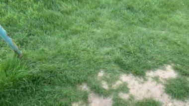 Gün batımında sahilde salıncakta sallanan bir kadın. Birinci şahıs görünümü.