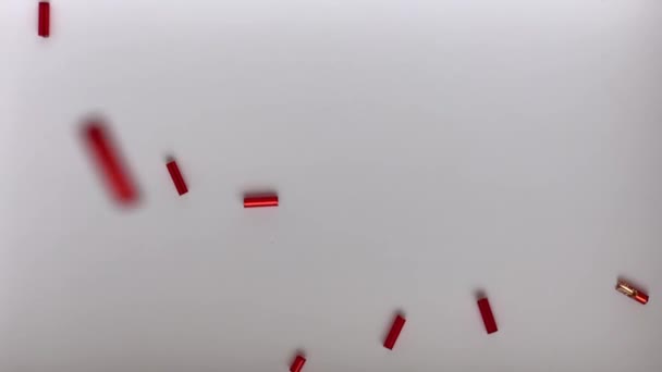 Perles rouges hors foyer scintillent sous la lumière .