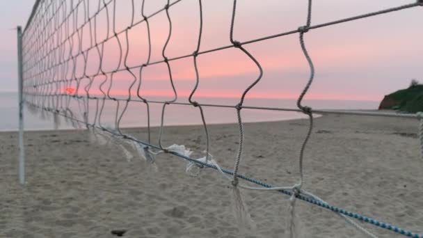 Sonnenuntergang Wiegt Sich Das Volleyballnetz Wind Leerer Strand Keine Menschen — Stockvideo