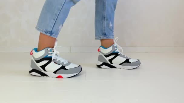 Vrouwen Slanke Benen Jeans Sneakers Wanneer Bewegen Veranderen Sneakers Nieuwe — Stockvideo