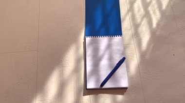 Beyaz arkaplanda kalem bulunan çizik defteri