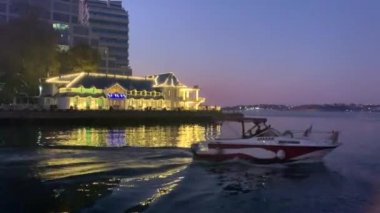 Güzel bir gece şehri denizin genişliğine yansıyor. Sivastopol, Karadeniz