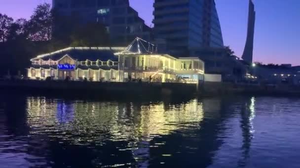 Piękne Nocne Miasto Znajduje Odzwierciedlenie Rozległym Morzu Sewastopol Morze Czarne — Wideo stockowe