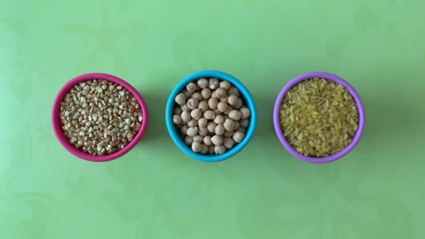 健康的烹调配料 鹰嘴豆 分成三排 每排都在不停地移动 有机食品概念 停止动作动画 顶部视图 — 图库视频影像