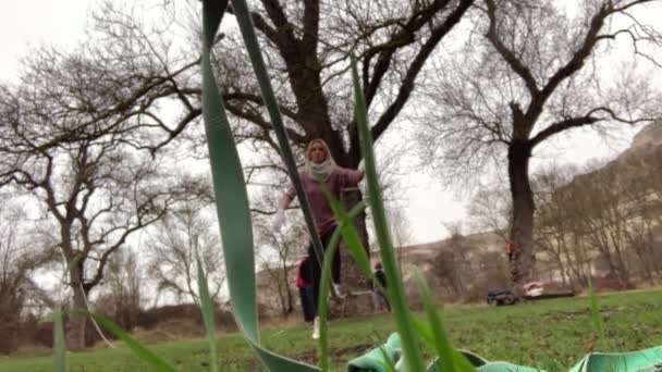 Linda Mulher Loira Esbelta Aprende Andar Slackline Funda Esticada Floresta — Vídeo de Stock