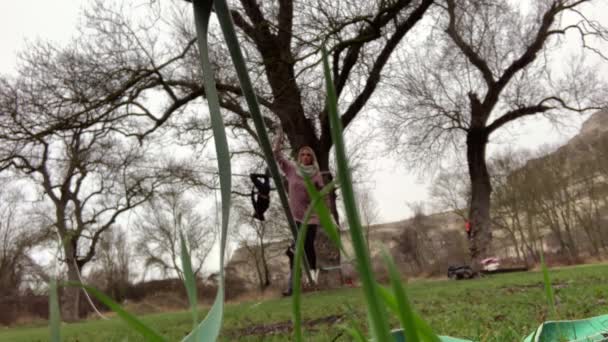 Cantik Ramping Pirang Wanita Belajar Untuk Berjalan Garis Miring Tanaman — Stok Video