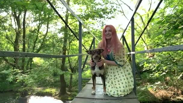 Mulher Ruiva Bonita Vestido Longo Caminha Cão Com Cão Floresta — Vídeo de Stock