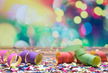 renkli konfeti ve yerde yatarken flama