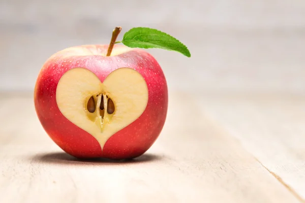 Herz aus rotem Apfel ausgeschnitten — Stockfoto