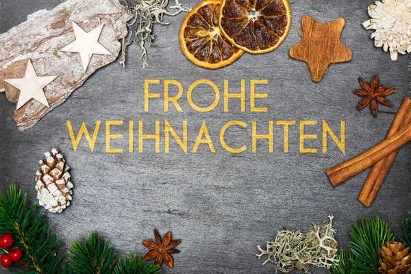 Kerstdecoratie op leisteen met vrolijk kerstfeest in Duits — Stockfoto