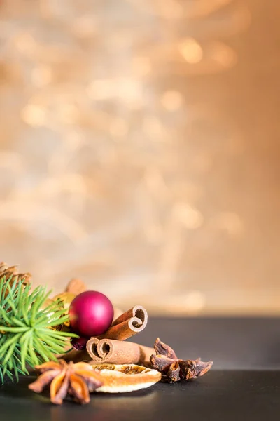 Weihnachtsdekoration mit Lichtern im Hochformat — Stockfoto