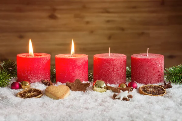 Zwei Adventskerzen im Schnee entzündet — Stockfoto