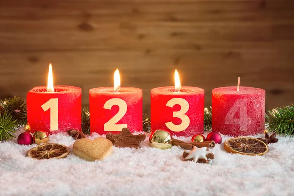 Karda üç advent mumlar yaktı